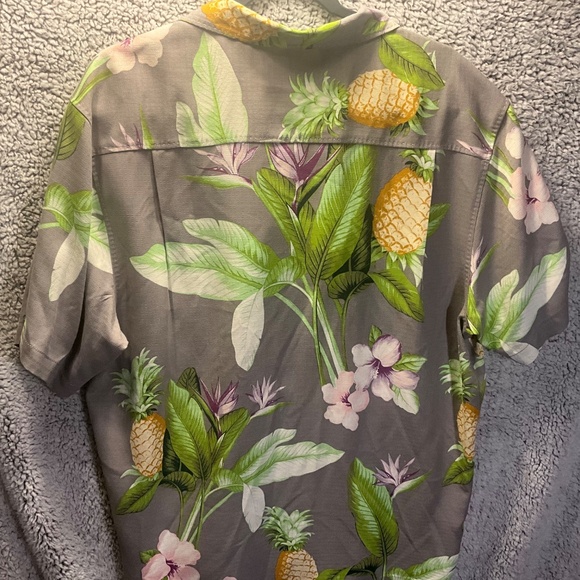 Tommy Bahama 100% silk floral button down shirt.  Size Large - Picture 5 of 6